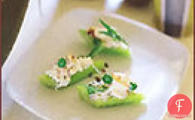 Salada de caranguejo e ervilha em costelas de aipo