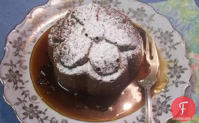 Bolo de gengibre com molho de passas