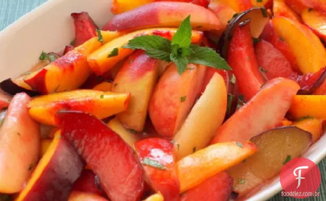 Saladas sérias: frutas de caroço com calda de gengibre e hortelã