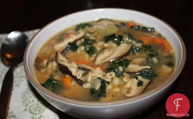 Sopa de cogumelos e cevada com couve