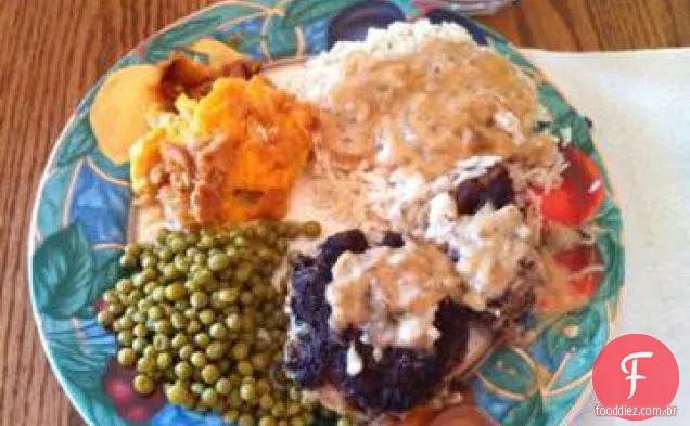 Bife Salisbury com molho de cogumelos e cebola