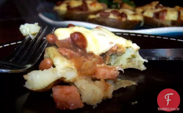 Cascas de batata recheadas com presunto, feijão cozido e queijo