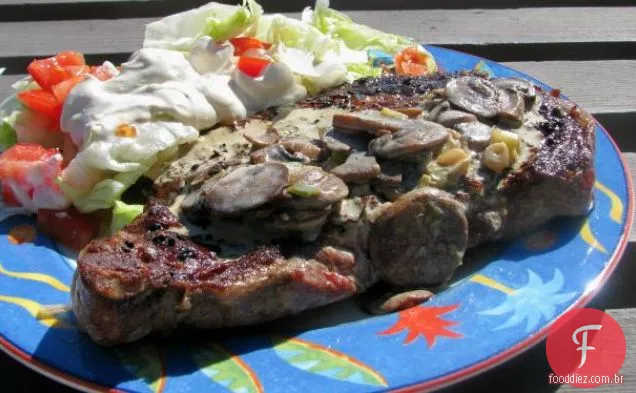Bife de costela com rábano e creme de cogumelos