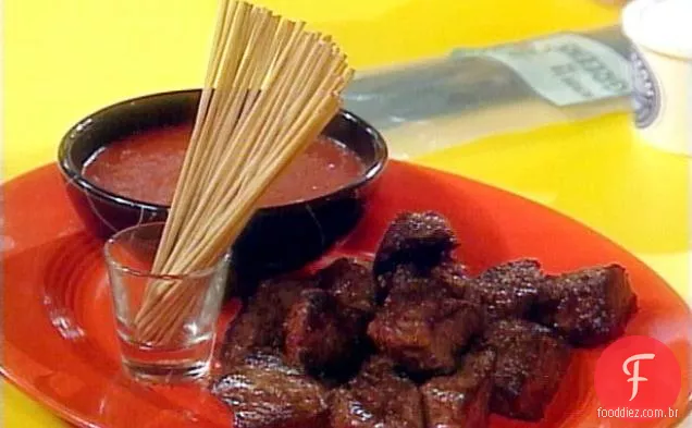 Mordidas de bife com molho Bloody Mary