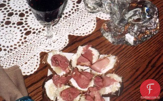 Reuben Pucks com queijo rábano