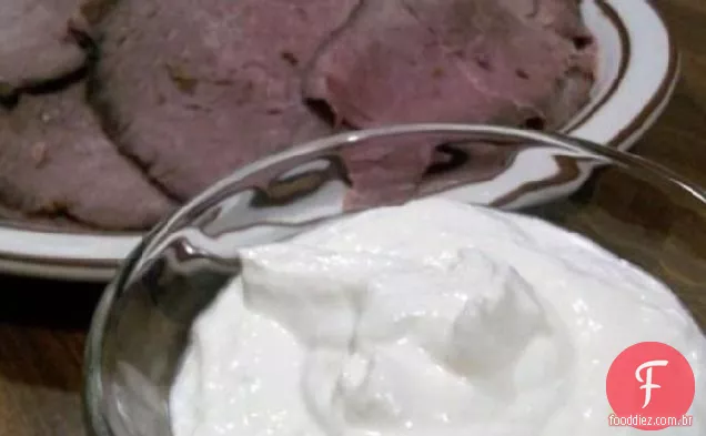 Molho cremoso de rábano para carne assada