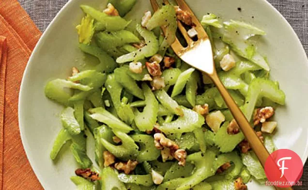 Salada de aipo, noz e Parmesão