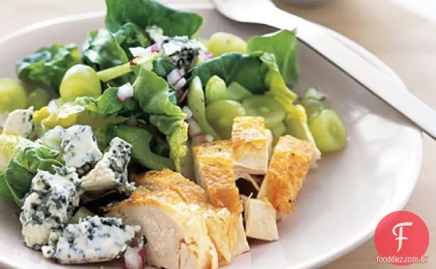 Frango assado com salada de Uva e queijo azul