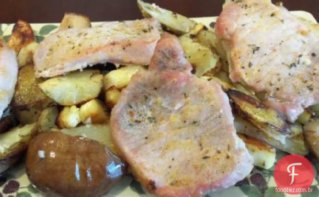 Costeletas de porco assadas com batatas e peras