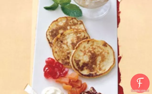 Blinis com Caviar de Tapioca, frutas cristalizadas, nozes torradas e Crème Fraîche