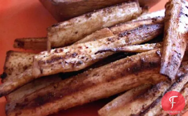 Batatas Fritas A Lápis De Pastinaga Com Molho Picante De Caril