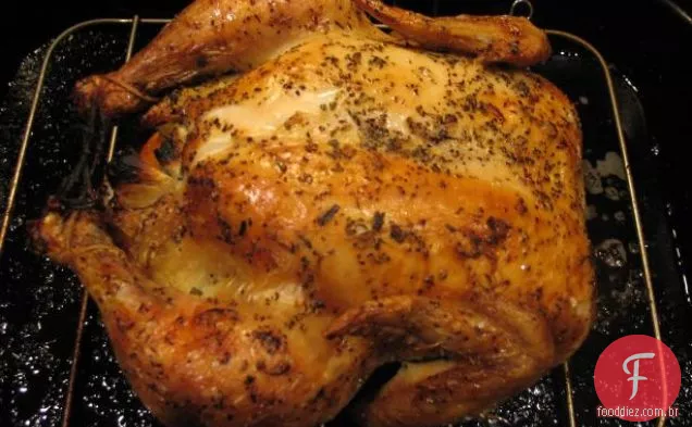 Frango assado perfeito e vegetais de raiz