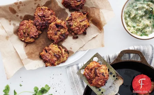 Raiz De Aipo E Latkes De Cogumelos Com Molho De Maçã De Cebola