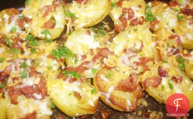 Batatas assadas com Bacon, queijo e salsa