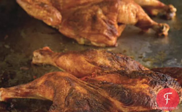 Frango assado com páprica espanhola e batatas esmagadas assadas com ervas