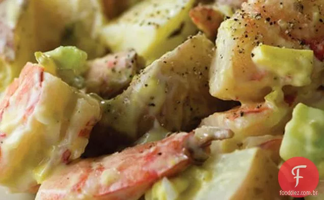 Salada De Camarão Com Batatas Vermelhas Do Bebê
