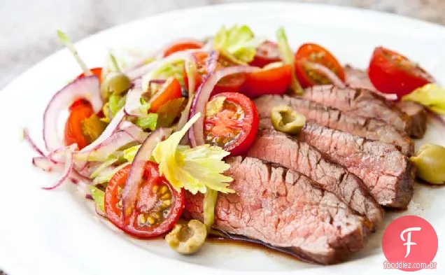 Bife De Flanco Com Salada De Tomate Bloody Mary