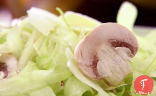 Salada de aipo, cogumelos e Parmesão