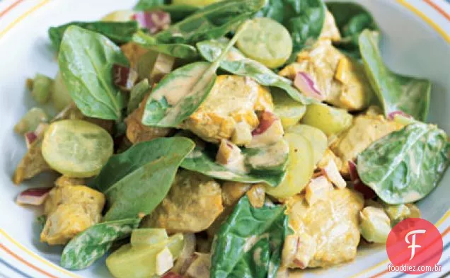 Salada de frango com curry com uvas