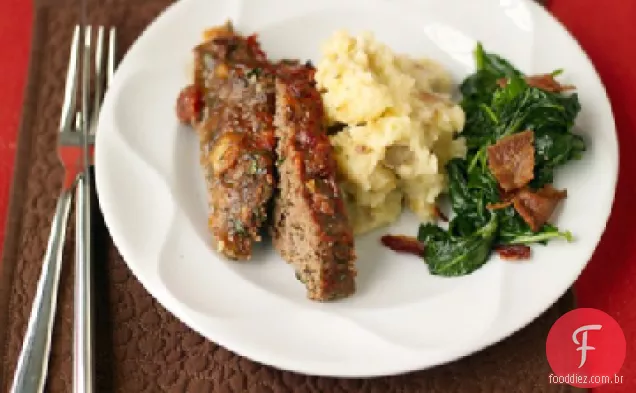 Bolo de carne e purê de batatas assadas