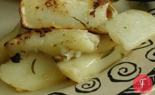 Batatas grelhadas com folha de Ivo com alecrim-churrasco