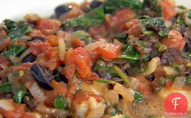 Peixe com tomate, azeitonas e alcaparras