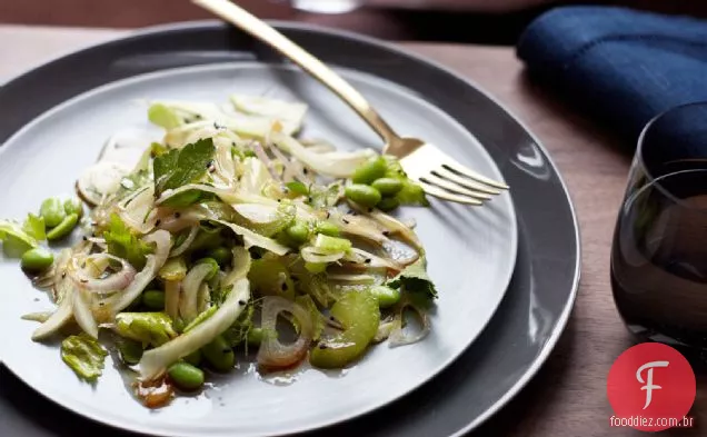Salada Edamame, aipo e erva-doce com limão cristalizado