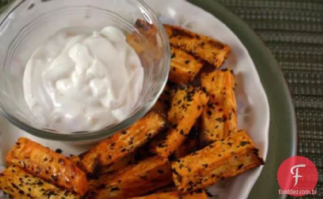 Batatas fritas com sal de manjericão e maionese de alho