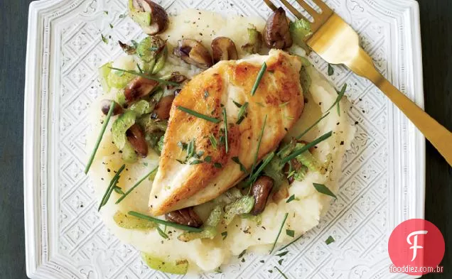 Frango salteado com purê de aipo e castanhas