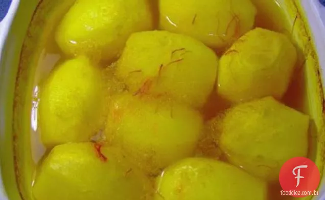 Batatas assadas em caldo de açafrão
