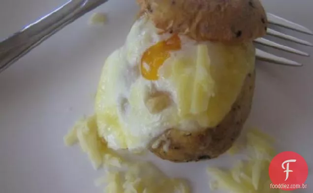 Ovos em batatas assadas