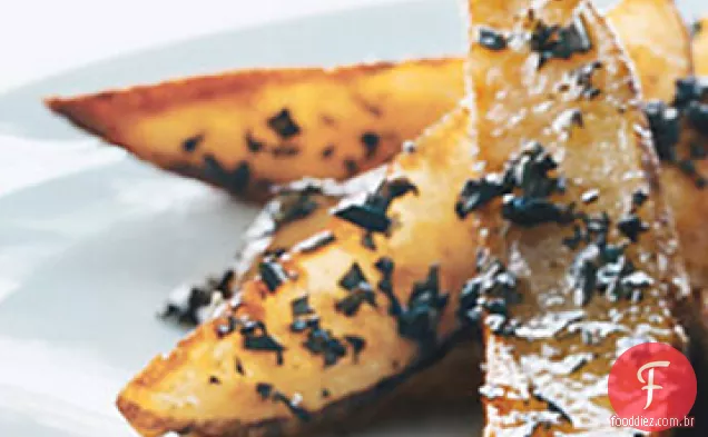 Fatias de batata assadas com manteiga de alecrim