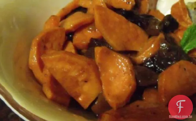 Batatas doces assadas com damascos e ameixas secas
