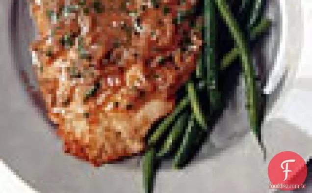 Costeletas de peru em molho de anchova e manteiga