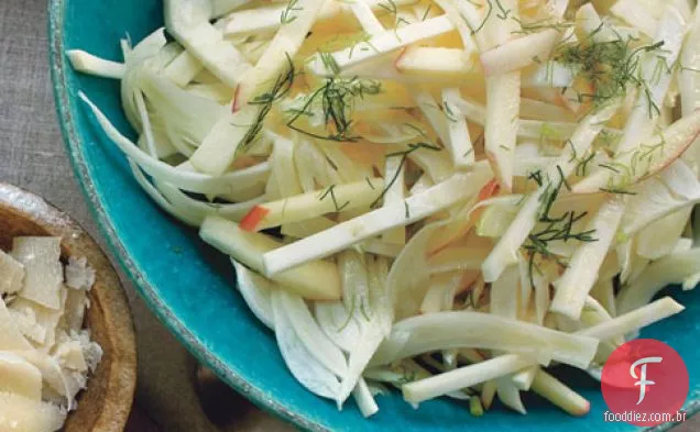 Salada De Raiz De Aipo E Maçã Com Vinagrete De Avelã