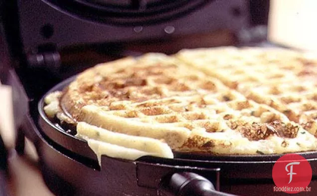 Creme de leite, Cheddar e waffles de batata com cebolinha
