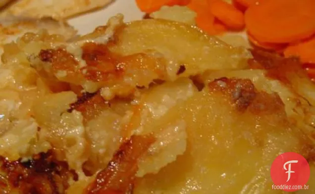 Gratinado de batata com cebola caramelizada