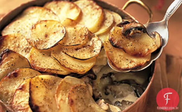 Batata do ouro de Yukon e gratinado selvagem do cogumelo