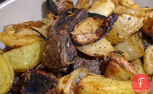 Fatias De Batata De Alecrim Com Cebola Pérola
