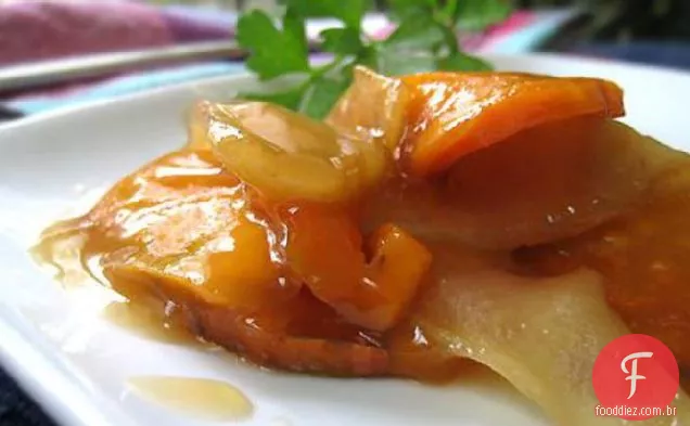 Maçã envidraçada de bordo e gratinado de Batata Doce