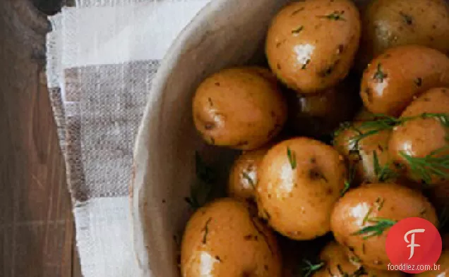Batatas novas com manteiga de endro