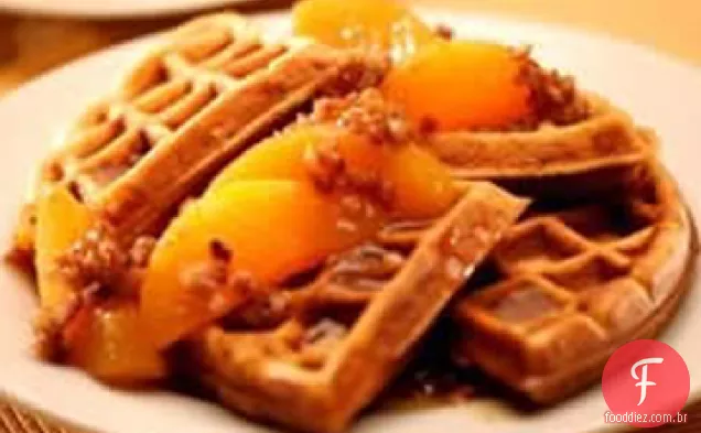 Waffles de Pecan de batata doce com pêssegos de Pralina