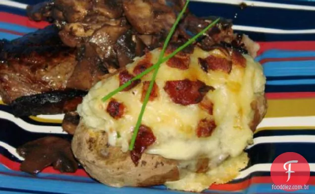 Versão de microondas de batatas assadas duas vezes com queijo e Bacon