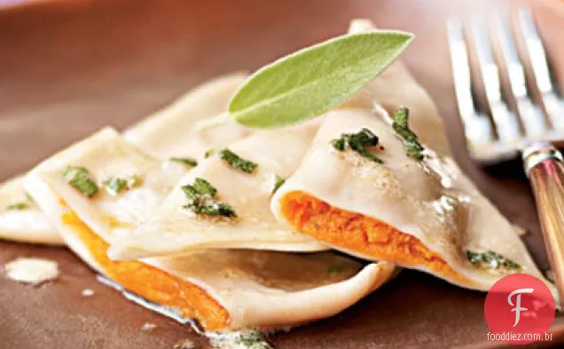 Ravioli de batata doce com manteiga marrom de limão-sálvia