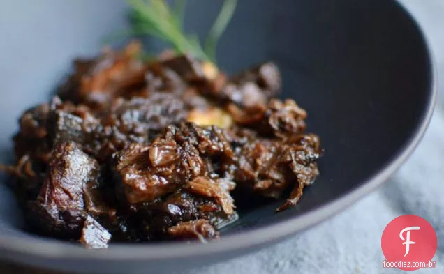 Haste De Carne Salpicada Em Vinho Tinto