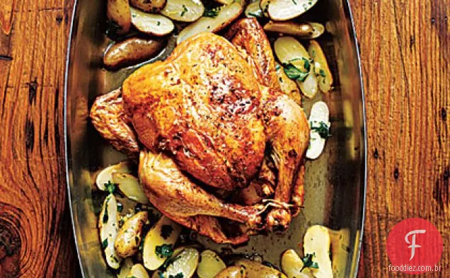 Frango assado com limão e alho com batatas