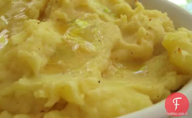 Purê De Batatas À Frente Com Manteiga Dourada