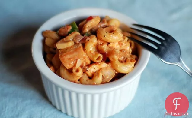 Salada De Frango E Macarrão Com Churrasco