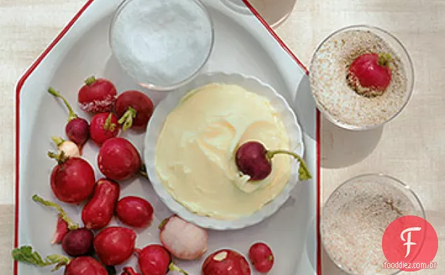Rabanetes frescos com sais aromatizados e manteiga