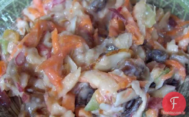 Salada de legumes e frutas desfiada